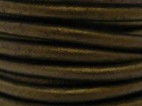 Lederband in Olivgrün mit einer Breite von 3 mm und einer Länge von 14 cm, ausgestattet mit einem silbernen Bajonett von Juwelier Harnisch, Metallic-Oberfläche.