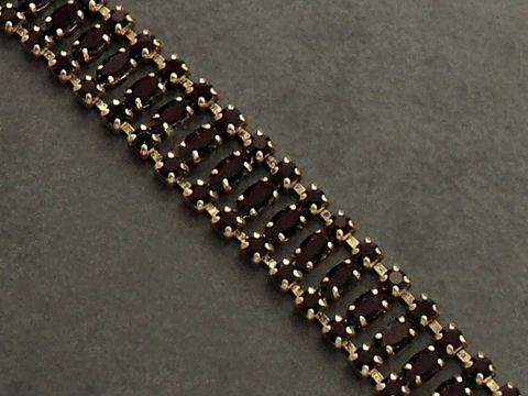 Strass Armband in granatroter Farbe mit goldfarbener Verarbeitung, elegant gestaltet, 18 cm lang, perfekt für besondere Anlässe, Hersteller Juwelier Harnisch, ideal als modisches Accessoire.