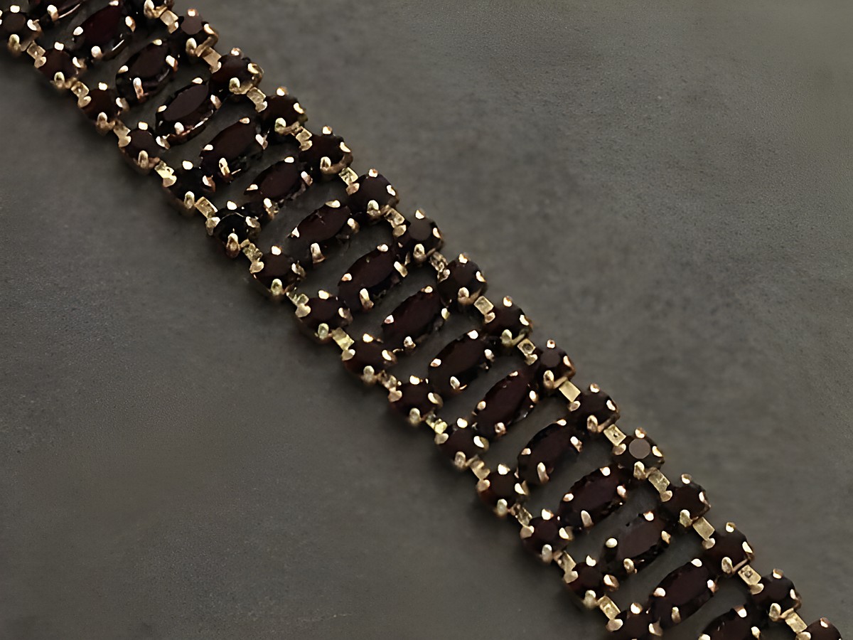 Strass Armband in granatroter Farbe mit goldfarbener Verarbeitung, elegant gestaltet, 18 cm lang, perfekt für besondere Anlässe, Hersteller Juwelier Harnisch, ideal als modisches Accessoire.