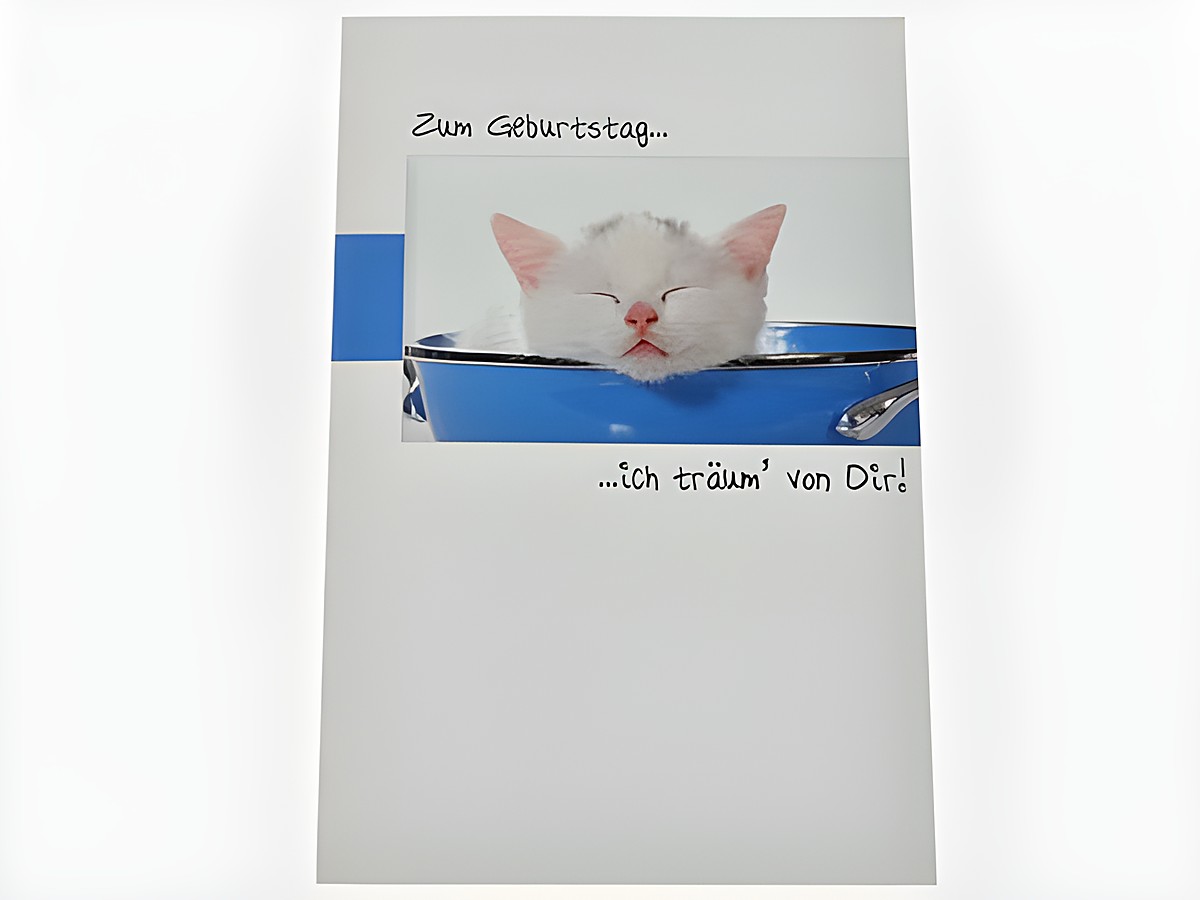 Geburtstagskarte mit einem süßen Kätzchen, das mit geschlossenen Augen in einem blauen Topf sitzt. Oben steht "Zum Geburtstag..." und unten "...ich träum' von Dir!" Hersteller: Juwelier Harnisch.
