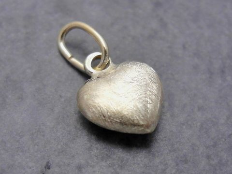 Herz Anhänger aus Gold, eismattiert, 7,9 mm, plastisch, Hersteller Juwelier Harnisch, stilvolles Design für Schmuckliebhaber.