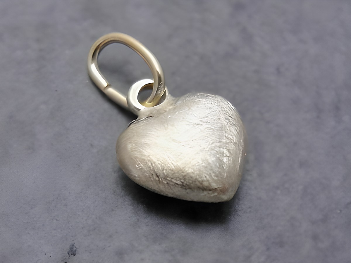 Herz Anhänger aus Gold, eismattiert, 7,9 mm, plastisch, Hersteller Juwelier Harnisch, stilvolles Design für Schmuckliebhaber.