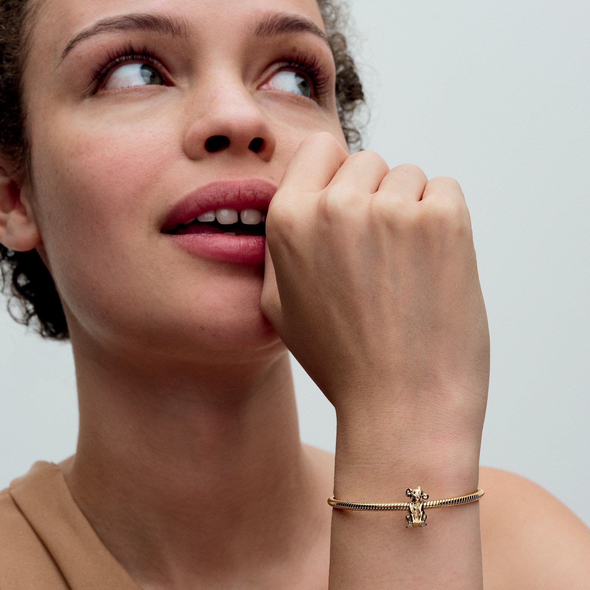 Pandora Disney Der König der Löwen Simba Charm - Gelbgold verg. - Emaille Schwarz – Ansicht 5