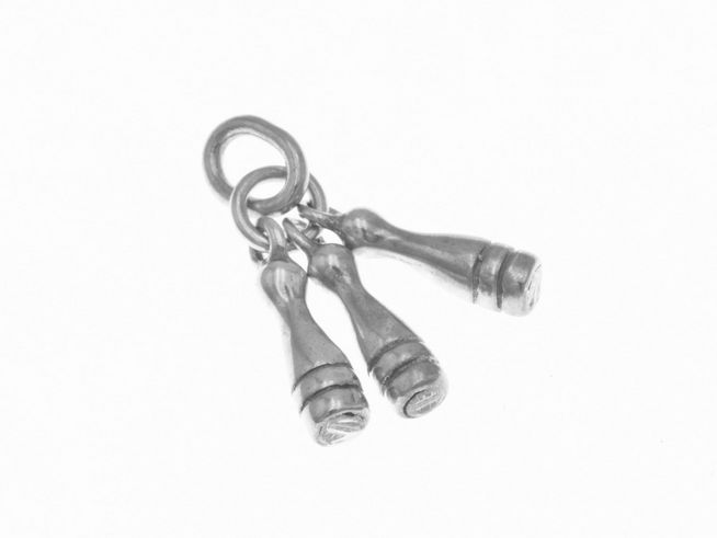 303242-0 Silberne Kegelpins, poliert, als Anhänger mit drei Anhängern, hergestellt von Juwelier Harnisch, ideales Sportaccessoire für Kegelfans.