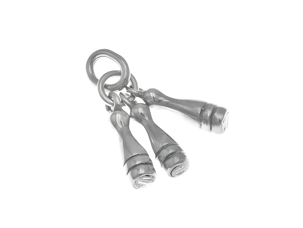 Silberne Kegelpins, poliert, als Anhänger mit drei Anhängern, hergestellt von Juwelier Harnisch, ideales Sportaccessoire für Kegelfans.