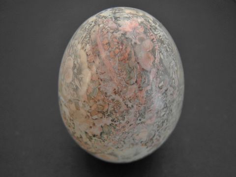 Steinei in Ei-Form aus Achat in sandfarben-bunten Tönen, Naturstein mit einzigartigem Muster, Maße 59,2 x 45,3 x 45,3 mm, hergestellt von Juwelier Harnisch.