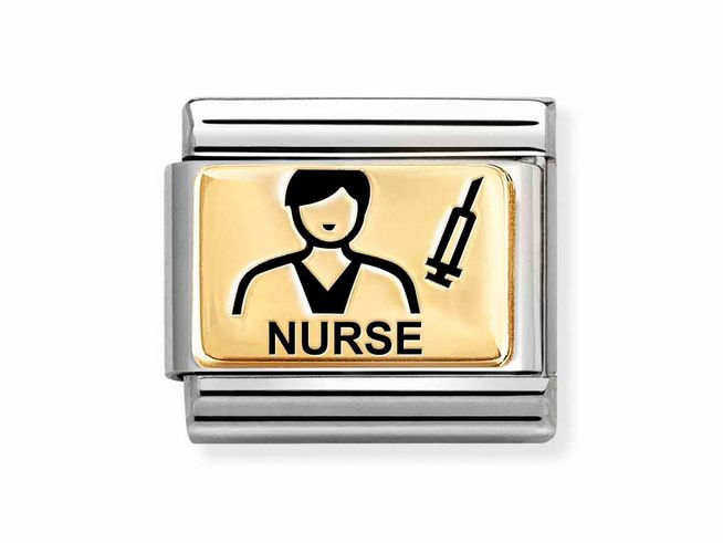 Ein goldfarbener Charms mit einer Krankenschwester und einer Spritze, mit dem Schriftzug Nurse, auf einem silbernen Untergrund, ideal für den klassischen Nomination-Armband.