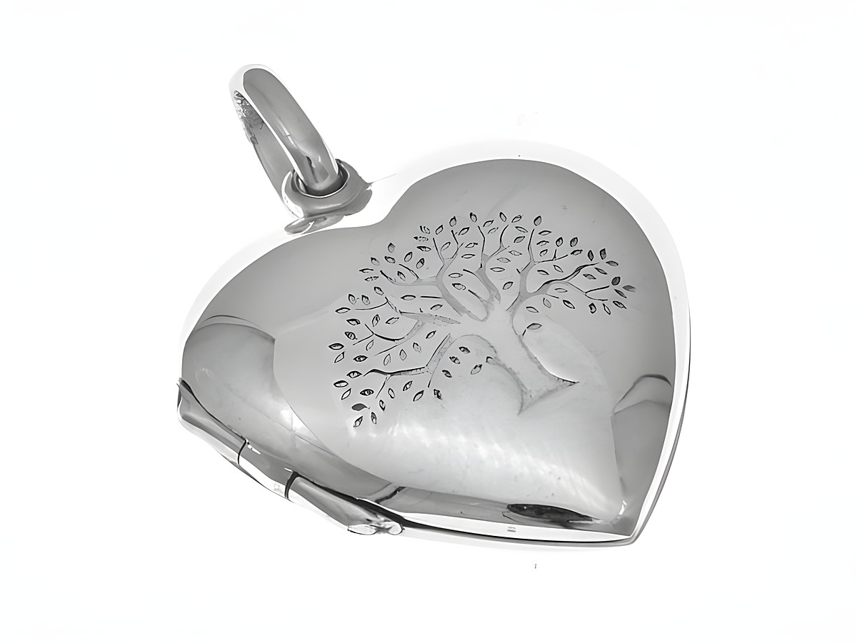 Herzförmiges Medaillon aus Sterling Silber mit eingraviertem Lebensbaum, Hersteller Juwelier Harnisch, eignet sich ideal als persönliches Schmuckstück oder Geschenk.