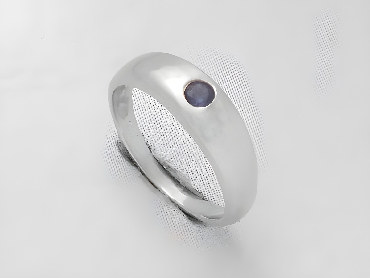 Klassischer Silber Taufring mit Saphir, Hersteller Juwelier Harnisch, aus hochwertigem Silber gefertigt, schlichtes Design mit einem eingebetteten Saphir.