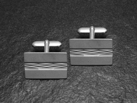 Manschettenknöpfe in Silber, Modell CD-36 classic von Juwelier Harnisch. Die eleganten Knöpfe zeigen ein modernes Design mit feinen Linien und strahlen stilvolle Raffinesse aus.