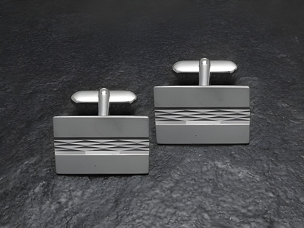 Manschettenknöpfe in Silber, Modell CD-36 classic von Juwelier Harnisch. Die eleganten Knöpfe zeigen ein modernes Design mit feinen Linien und strahlen stilvolle Raffinesse aus.
