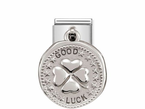 Kleeblattanhänger mit der Gravur GOOD LUCK auf einer runden, glänzenden Oberfläche, Teil der Kollektion CLASSIC Silver Shine Wishes von Nomination.