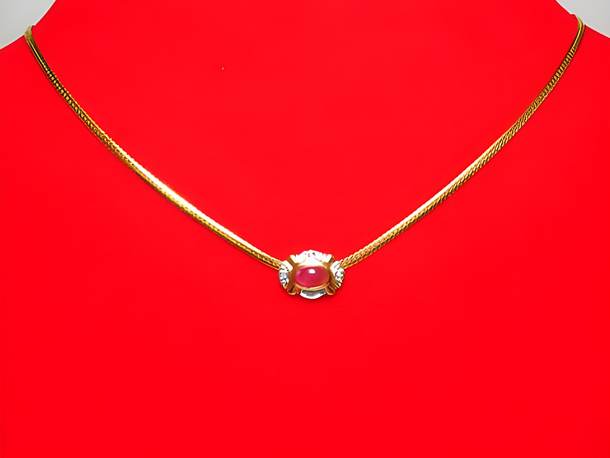 Bicolor Collier 333 mit elegantem Mittelteil aus Diamanten und einem Rubin, gefertigt vom Juwelier Harnisch, ideale Länge 43 cm, stilvoll und hochwertig.