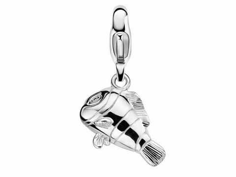 Silberner Fisch Charm von Ti Sento mit feinen Details und glänzender Oberfläche, geeignet für individuelle Schmuckstücke und kreative Kombinationen.