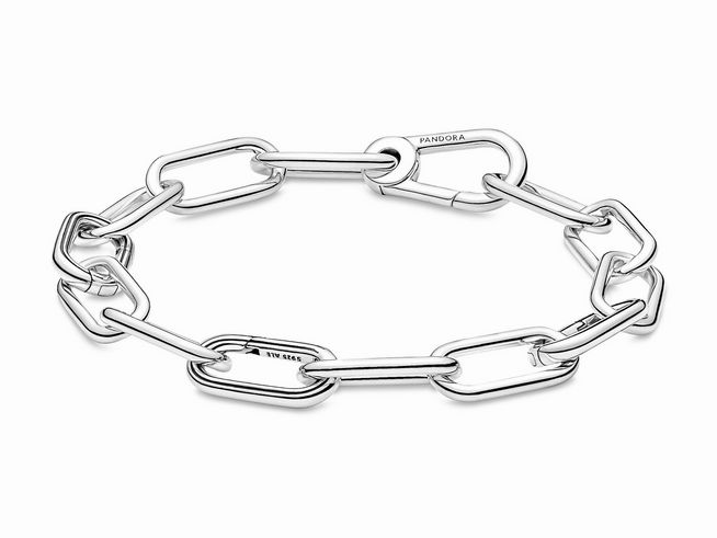 Ein elegantes Gliederarmband aus Sterling Silber von Pandora in einer Länge von 15 cm, bestehend aus ovalen und rechteckigen Gliedern, das schlicht und modern wirkt.
