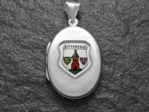 Silbernes Medaillon mit dem Stadtwappen von Bitterfeld, farbenfroh gestaltet mit einem roten Turm und Wappen, hergestellt von Juwelier Harnisch in Sachsen-Anhalt.