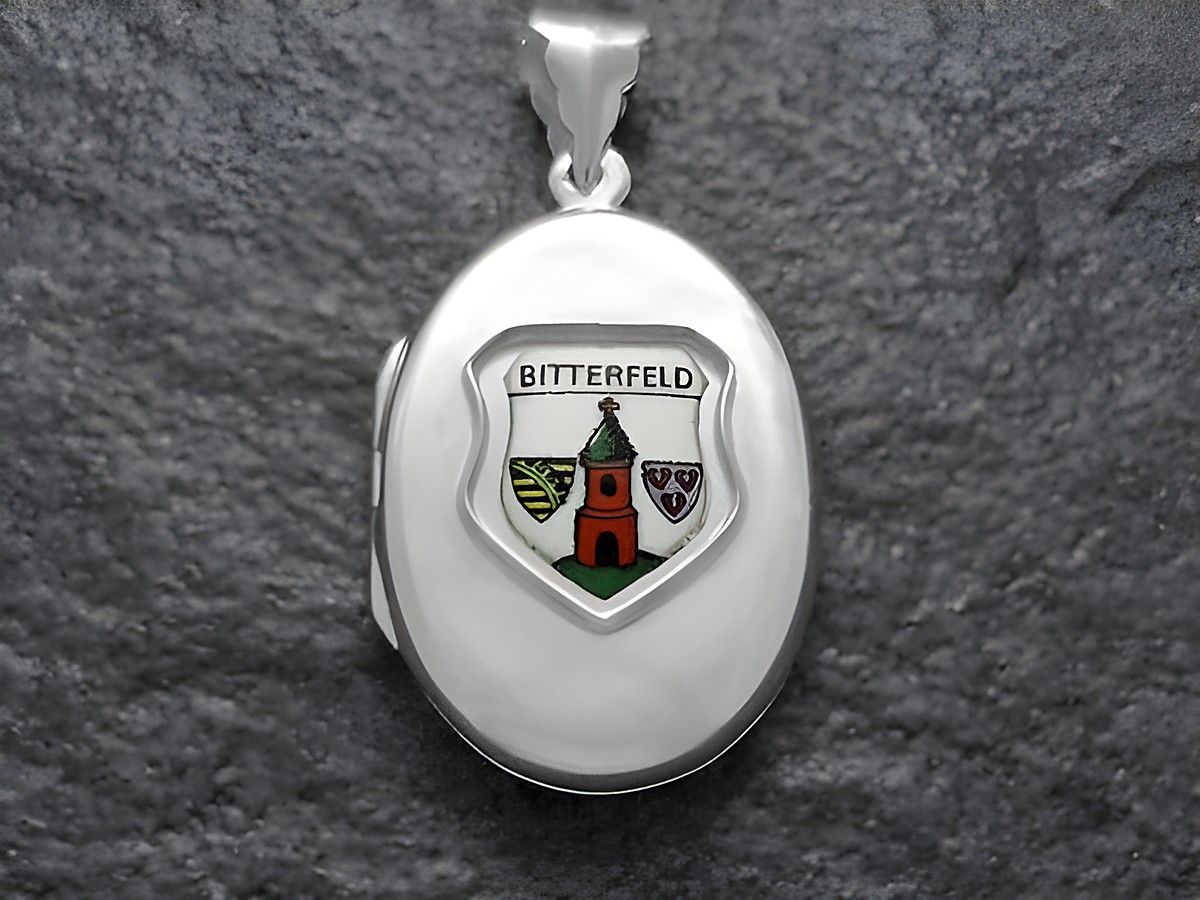 Silbernes Medaillon mit dem Stadtwappen von Bitterfeld, farbenfroh gestaltet mit einem roten Turm und Wappen, hergestellt von Juwelier Harnisch in Sachsen-Anhalt.