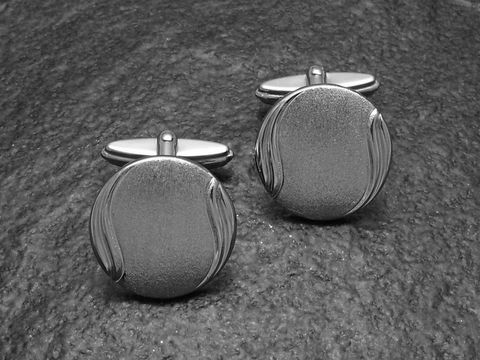 Manschettenknöpfe SILBER - Modell Laser - von Juwelier Harnisch, stilvolle Manschettenknöpfe mit gravurfähiger Fläche, elegantes Design, perfekt für besondere Anlässe.