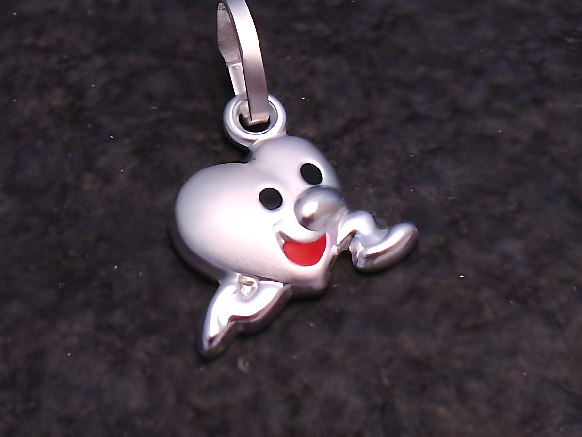 Rennendes Herz Anhänger aus Sterling Silber, süß und verspielt, hergestellt von Juwelier Harnisch, ideal für persönliche Schmuckstücke.