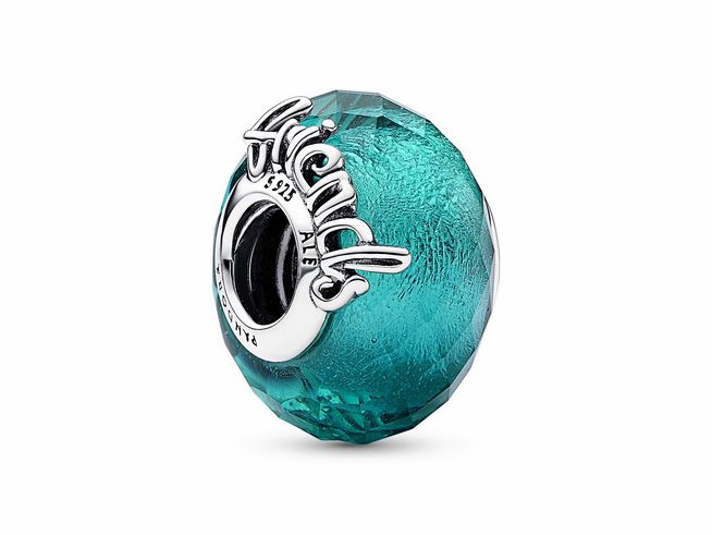 Facettierter Murano-Glas Freundschafts-Charm in Grün von Pandora, aus Sterling Silber mit eingeprägtem Schriftzug Friends, ideal für Schmuckliebhaber.