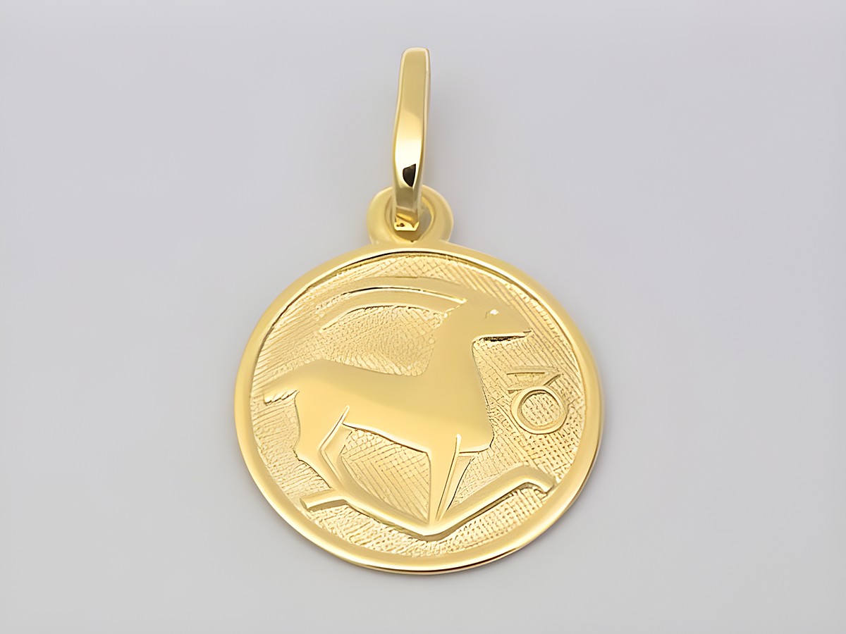 Ein polierter Anhänger in Form eines Steinbocks aus vergoldetem Sterling Silber mit einem Durchmesser von 14 mm, hergestellt von Juwelier Harnisch.