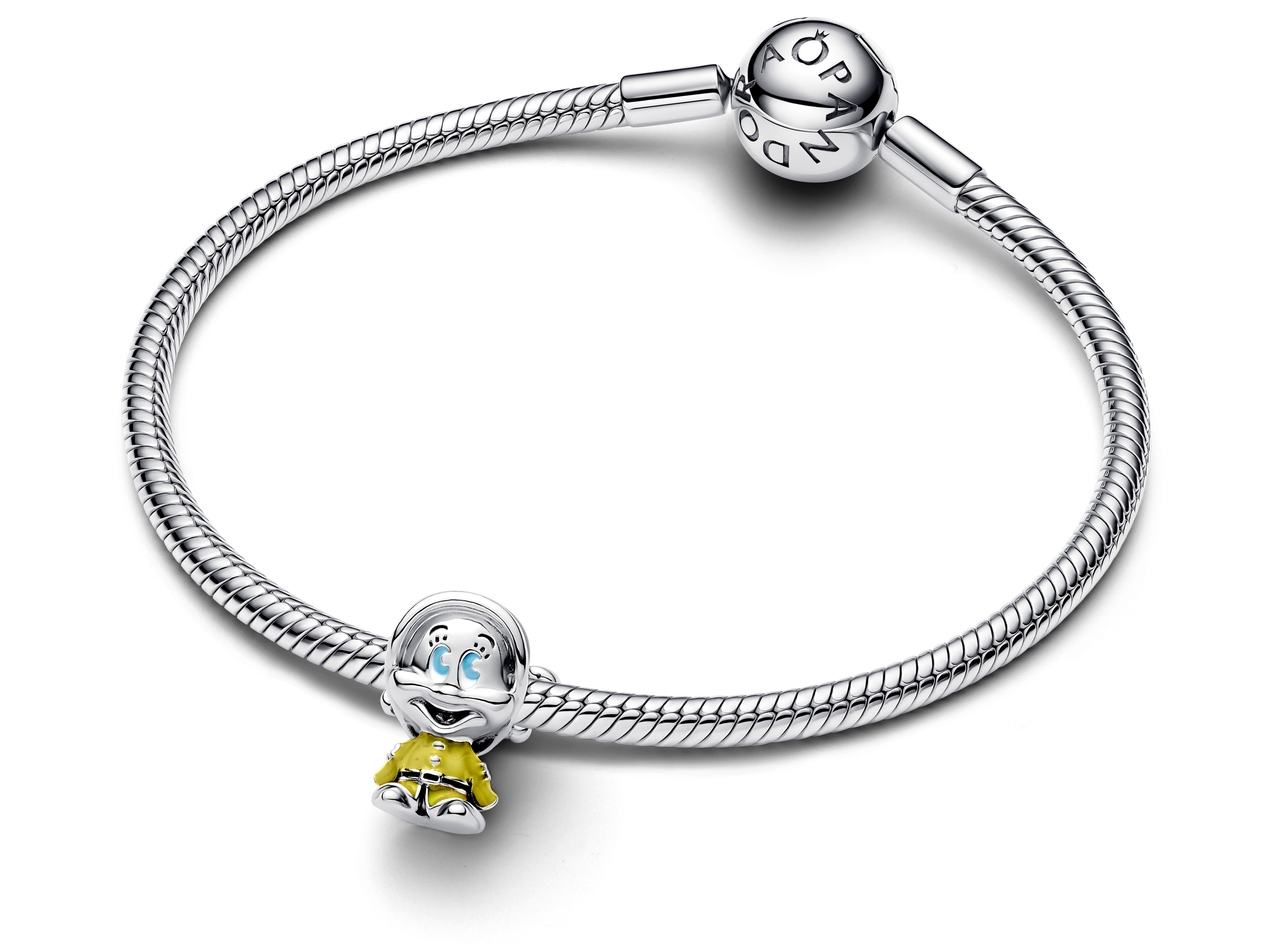 Charm aus Sterling Silber mit grüner Emaille, zeigt Dopey aus Disney Schneewittchen, auf einem eleganten Armband, ideal für einen verspielten Look. Neuheiten von Pandora.