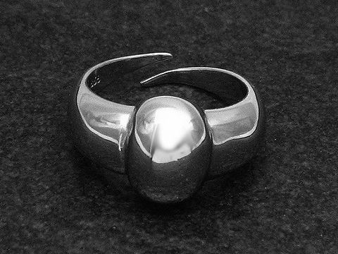 Silberner Ring in modernem Design, leicht verstellbar, hergestellt von Juwelier Harnisch, rhodiniert und ohne Stein, elegant und zeitlos.