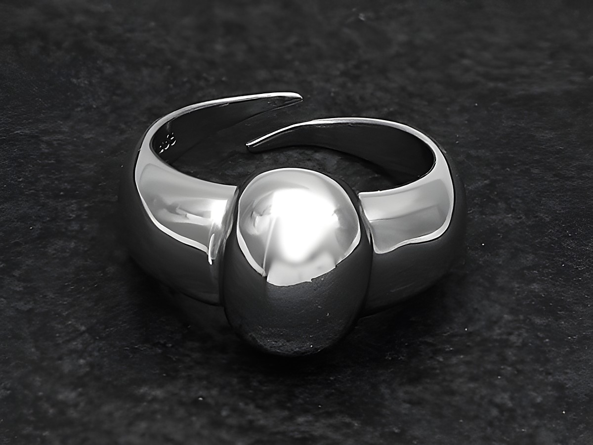 Silberner Ring in modernem Design, leicht verstellbar, hergestellt von Juwelier Harnisch, rhodiniert und ohne Stein, elegant und zeitlos.