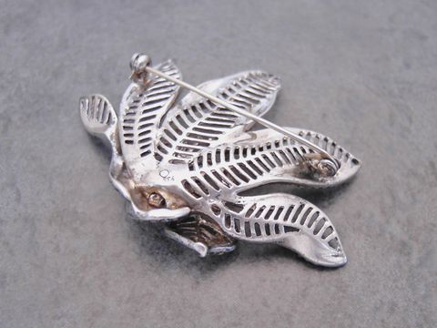 Silber Brosche in Blütenform mit filigranem Design, verziert mit Markasit, von Juwelier Harnisch, ideal für Naturliebhaber und Schmuckliebhaber.