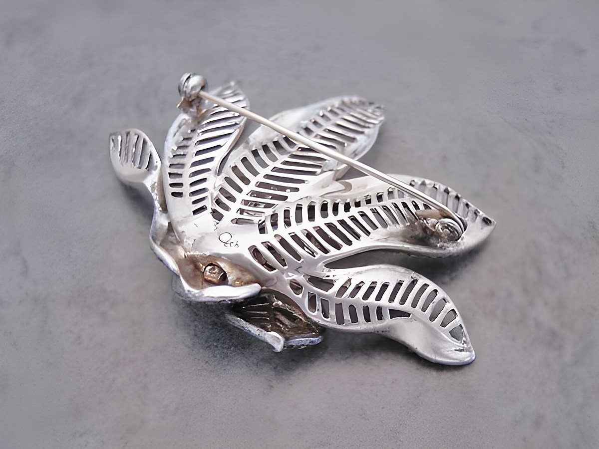 Silber Brosche in Blütenform mit filigranem Design, verziert mit Markasit, von Juwelier Harnisch, ideal für Naturliebhaber und Schmuckliebhaber. – Ansicht 2