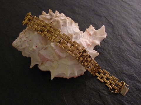 Armband 18,5 cm Gold DESIGNERSTÜCK von Juwelier Harnisch, gefertigt aus Gold 333, elegant und zeitlos, auf einer Muschel präsentiert.