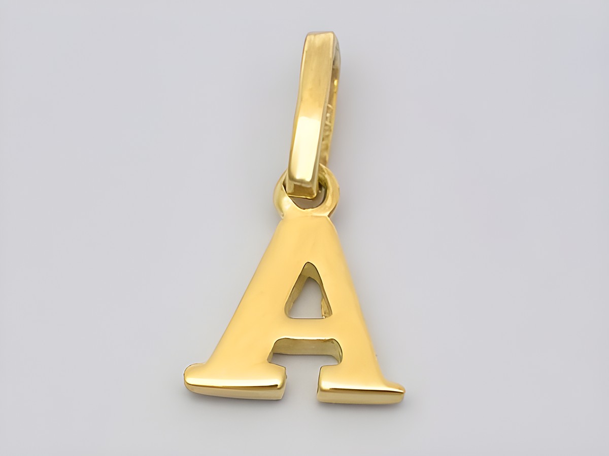 Buchstaben Anhänger A aus 925 Sterling Silber vergoldet, hergestellt von Juwelier Harnisch, elegant und zeitlos, ideal für Schmuckliebhaber und als persönliches Geschenk.