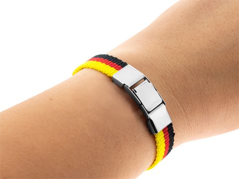 Stoffarmband in den Farben schwarz, rot und gold, Hersteller: Juwelier Harnisch, keine Steine, ideal für Deutschland WM, mit edlem Verschluss, auf einem Handgelenk getragen.