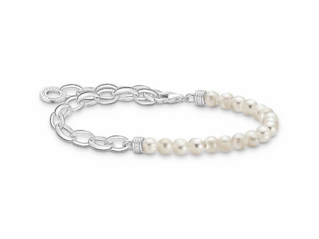 Armband von Thomas Sabo aus Silber mit Süßwasserzuchtperlen in Weiß, Länge 14 bis 17 cm, elegantes Design mit metallischen Elementen und perlenbesetztem Abschnitt.