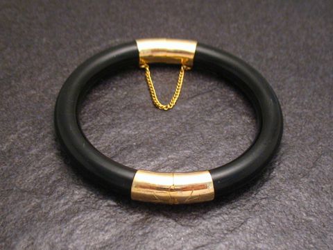 Onyx Armreifen mit goldfarbenen Ornamenten, schwarz, 19 cm, Hersteller: Juwelier Harnisch, elegantes Armband mit Edelsteinen, ideal für stilvolle Akzente.
