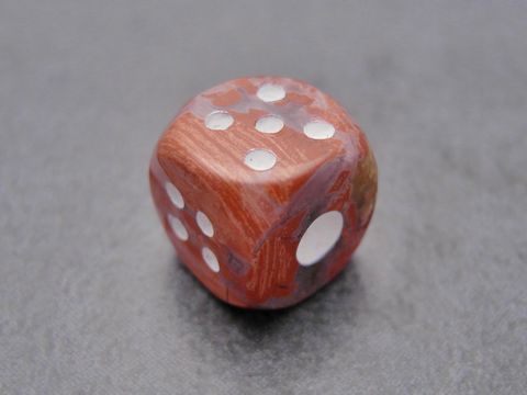 61667-0 Steinwürfel aus rotbraunem und grauem Achat mit weißen Augen, Hersteller Juwelier Harnisch, ideal für Sammler und als dekoratives Element.