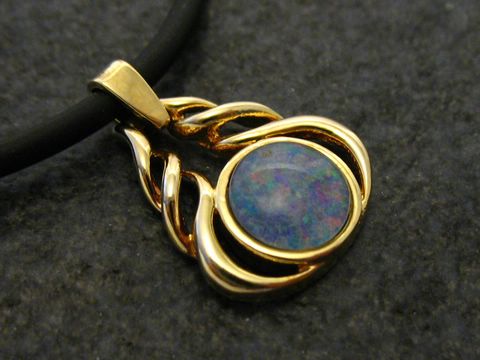 Goldanhänger mit Opal Triplette, Designer-Look von Juwelier Harnisch, nostalgisches Design, kunstvolle Fassung, ideal für elegante Anlässe.