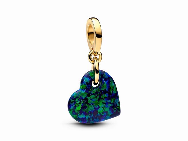 Charm-Anhänger in Form eines schillernden Herz aus synthetischem Opal in grün-blauen Farbtönen, mit einer Vergoldung aus Gelbgold und einem eleganten Ösenverschluss.