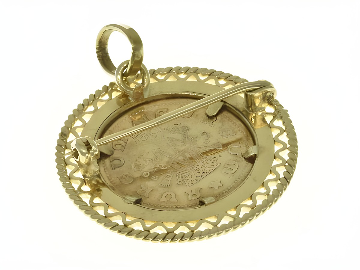 Elegante Münzfassung als Anhänger oder Brosche aus 585 Gold, Durchmesser 20 mm max., gefertigt von Juwelier Harnisch, verziert mit filigranem Rahmen und Sicherheitsverschluss. – Ansicht 2