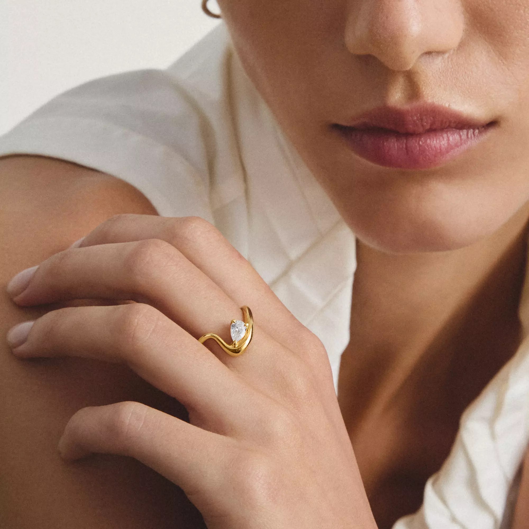 Thomas Sabo Ring mit weißem Zirkonia in Tropfenform – vergoldet – 1 mm hoch – Ansicht 3