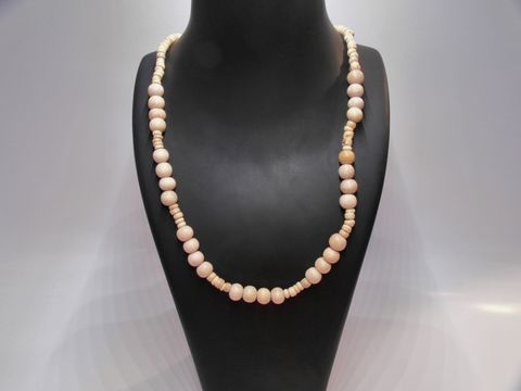Holzkette mit naturbraunen Kugeln von 30 mm Durchmesser, Länge 60 cm, aus Holz, hergestellt von Juwelier Harnisch, elegantes und zeitloses Schmuckstück.