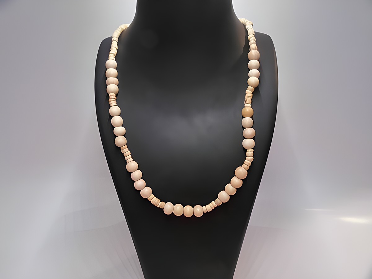 Holzkette mit naturbraunen Kugeln von 30 mm Durchmesser, Länge 60 cm, aus Holz, hergestellt von Juwelier Harnisch, elegantes und zeitloses Schmuckstück.