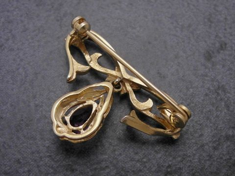 Gold Brosche anmutig Gold 333 mit Amethyst als Anstecknadel, Hersteller Juwelier Harnisch, filigranes Design für stilvolle Akzente.
