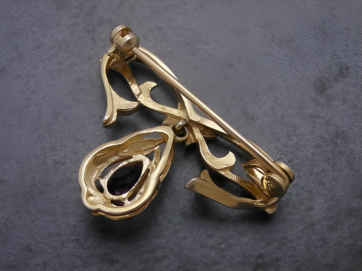 Gold Brosche anmutig Gold 333 mit Amethyst als Anstecknadel, Hersteller Juwelier Harnisch, filigranes Design für stilvolle Akzente. – Ansicht 2