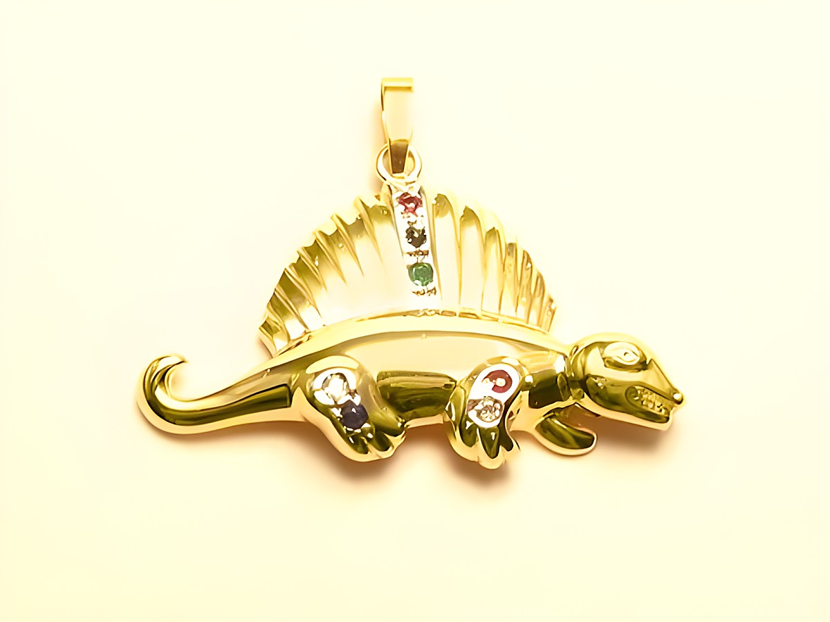 Dinosaurier Anhänger aus 585 Gold mit Saphir, Rubin und Smaragd, hergestellt von Juwelier Harnisch, zeigt ein detailreiches Design eines Dinosauriers mit charakteristischer Rückenfinne.