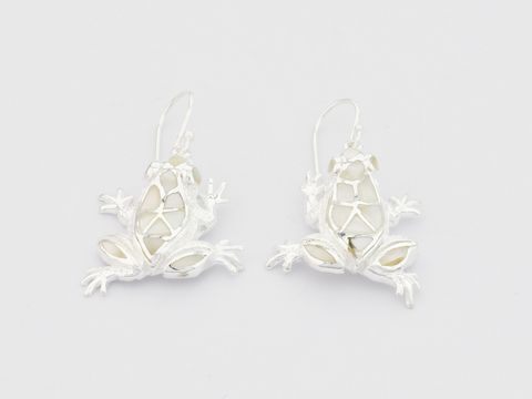 Ohrringe in Form von Fröschen aus Sterling Silber, mit Perlmutt-Details, tierisch und verspielt, hergestellt von Juwelier Harnisch, ideal für Tierliebhaber.