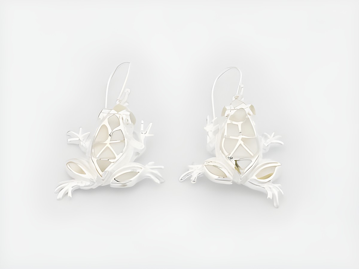 Ohrringe in Form von Fröschen aus Sterling Silber, mit Perlmutt-Details, tierisch und verspielt, hergestellt von Juwelier Harnisch, ideal für Tierliebhaber.