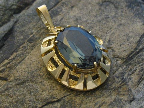 Gold Anhänger im retro Stil mit einem ovalen Turmalin von 28 mm, gefertigt aus Gold 333, Hersteller Juwelier Harnisch, bietet eine elegante und zeitlose Ausstrahlung.