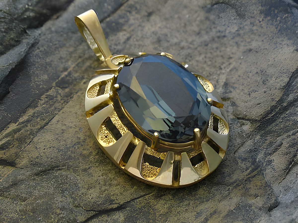 Gold Anhänger im retro Stil mit einem ovalen Turmalin von 28 mm, gefertigt aus Gold 333, Hersteller Juwelier Harnisch, bietet eine elegante und zeitlose Ausstrahlung.