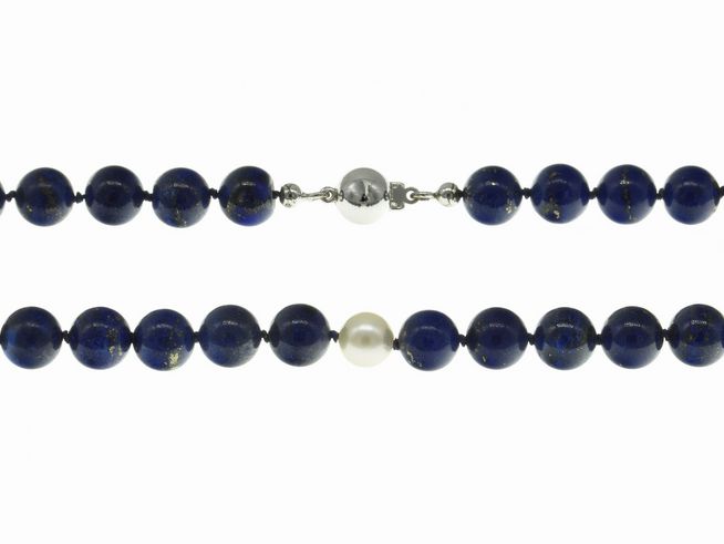 Steinkette aus Lapislazuli und Süßwasser-Zuchtperlen in Blau und Weiß, 47 cm lang, mit Silberverschluss, hergestellt von Juwelier Harnisch. Elegant und stilvoll, perfekt als Schmuckstück.